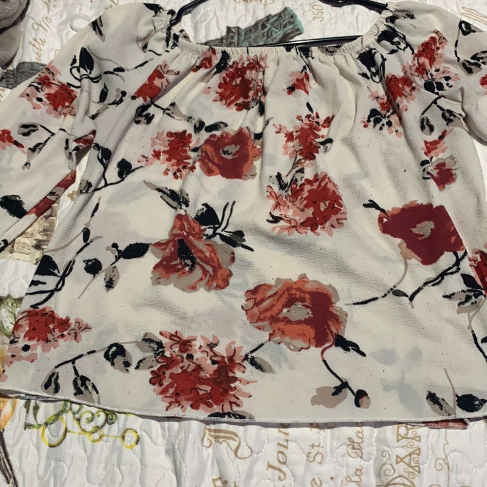 A size m flowered casual shirt